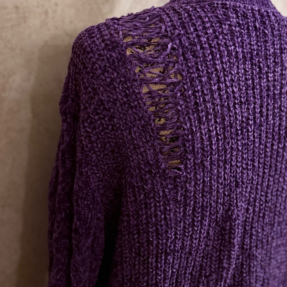 Select Trend  Sweater with ‘Distressed’ Back - Picture 9 of 10